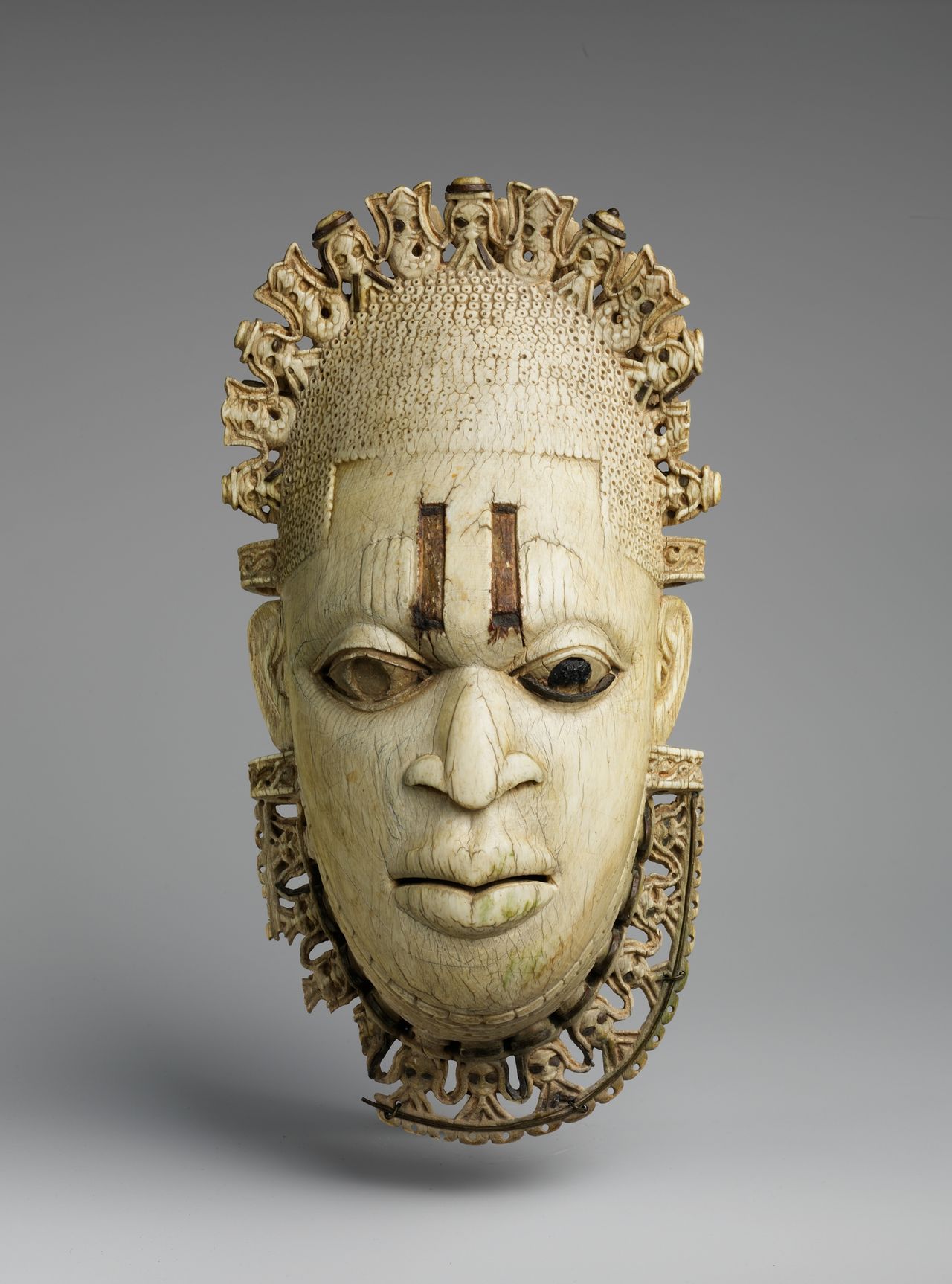 Queen_Mother_Pendant_Mask-_Iyoba_MET_DP231460